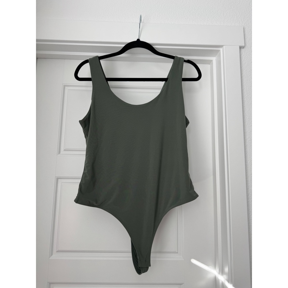 LEITH SCOOPNECK BODYSUIT